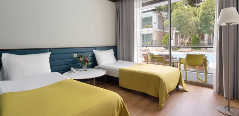Dvojlôžkový apartmán s výhľadom na lagúnu s priamym vstupom do bazéna