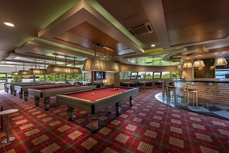 Cornelia Diamond Cue Bar