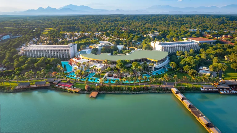 Gloria Serenity Resort | Pogled iz drona z morske strani/plaže, nato reka in hotelska stavba, igrišča za golf na zadnji strani