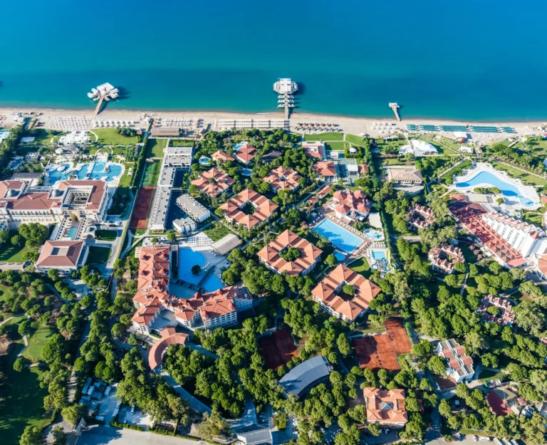 Sirene Belek Hotel | A szálloda légi felvétele északról, a Földközi-tengeren át délre
