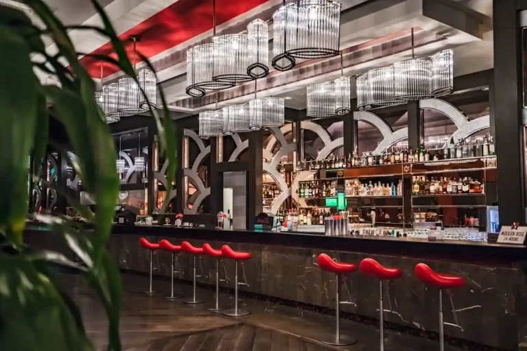 Cornelia Diamond Moulin Rose Bar