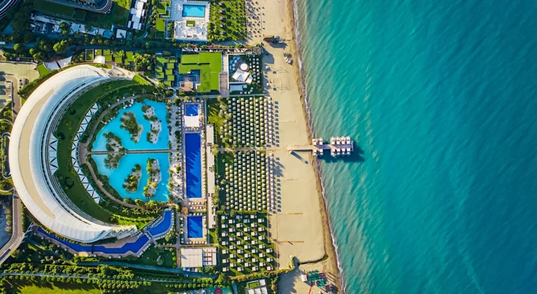 Maxx Royal Belek Golf Resort | A Maxx Royal bal oldalon, a medence, a strand és a Földközi-tenger jobb oldalon