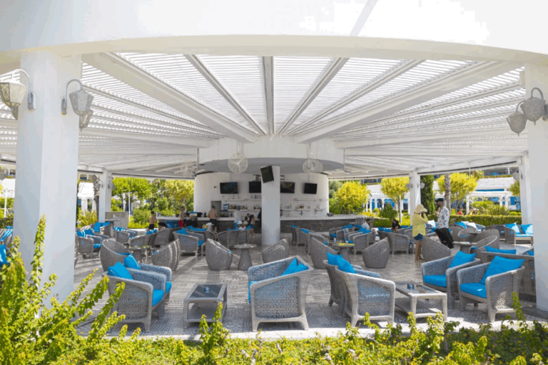 Bar pored bazena