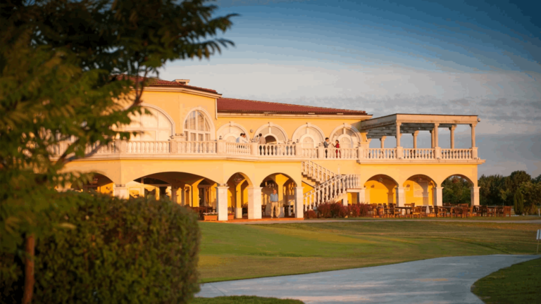 Bar și grătar 19th Hole